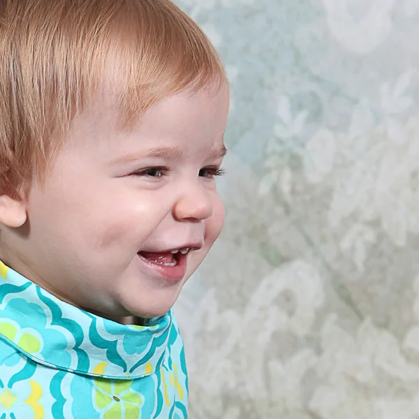 Bebê menina sorrindo — Fotografia de Stock