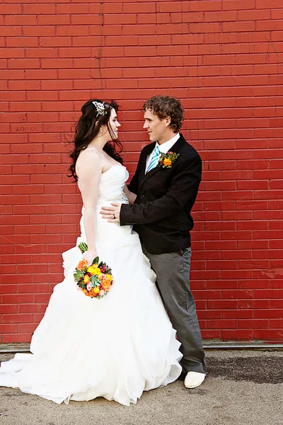 Brud och brudgum på bröllopsdagen — Stockfoto