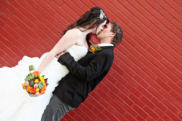 Novia y novio el día de la boda — Foto de Stock