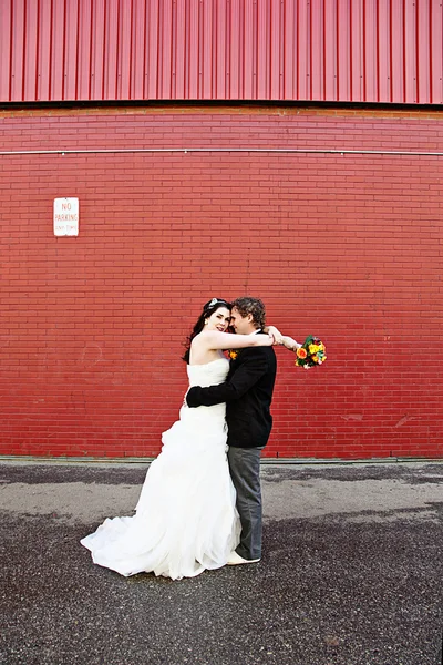 Brud och brudgum på bröllopsdagen — Stockfoto