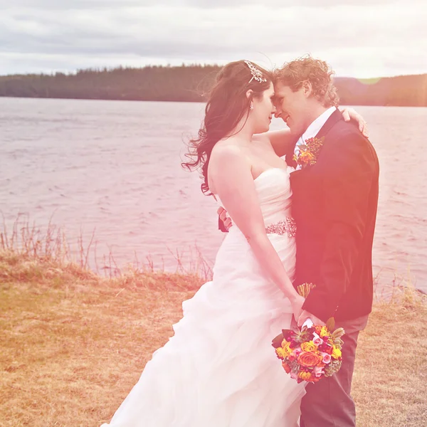 Novia y novio en el día de la boda allí — Foto de Stock