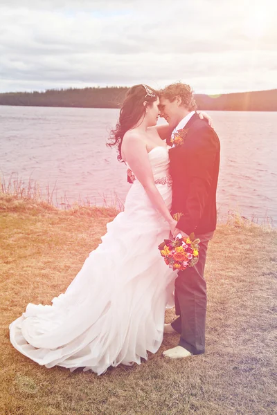 Novia y novio en el día de la boda allí — Foto de Stock