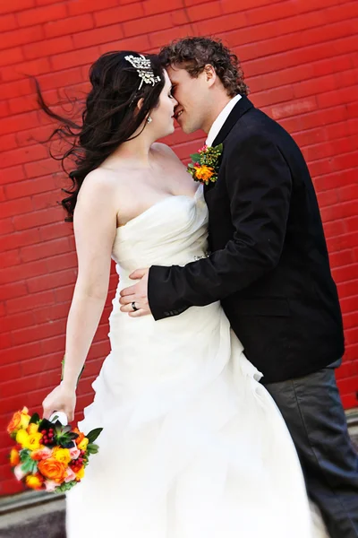 Coppia di nozze il giorno del matrimonio lì — Foto Stock