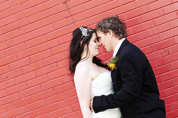 Coppia di nozze il giorno del matrimonio lì — Foto Stock