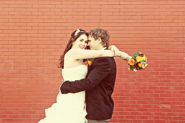 Casal de casamento no dia do casamento lá — Fotografia de Stock