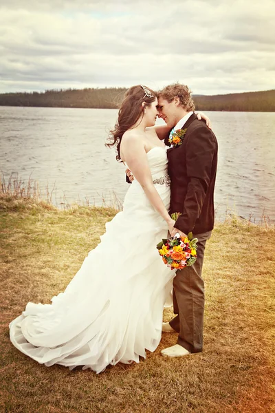 Casal de casamento no dia do casamento lá — Fotografia de Stock