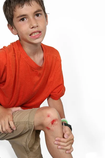 Niño con la rodilla raspada — Foto de Stock