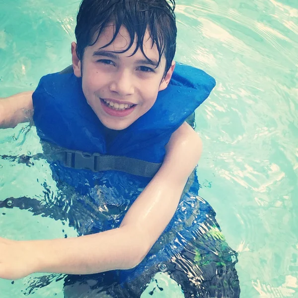 Ragazzo in piscina — Foto Stock