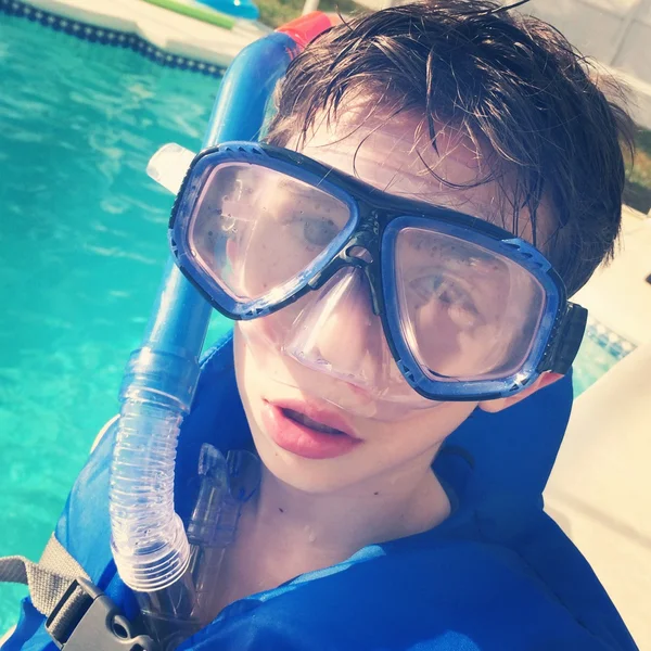 Niño pequeño en la piscina — Foto de Stock