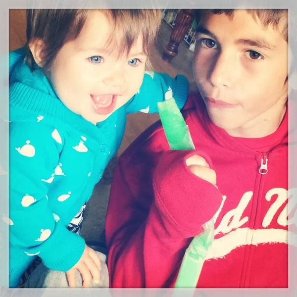 Brother and Sister eating ice cream — Stock Photo, Image