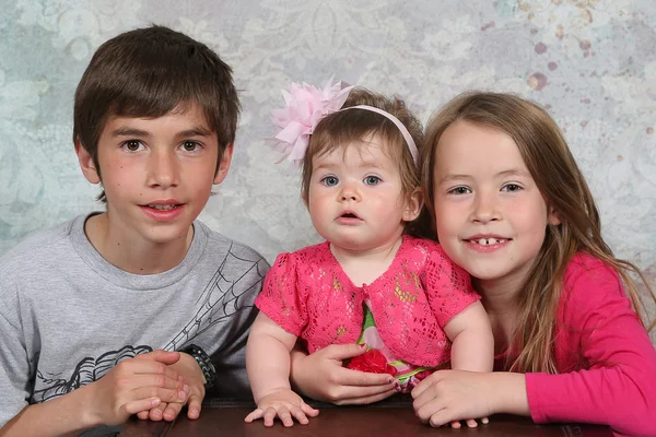 Kinder posieren im Studio — Stockfoto