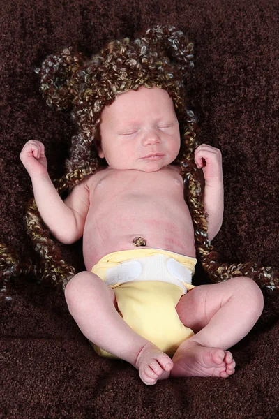 Bayi laki-laki yang baru lahir berpose — Stok Foto
