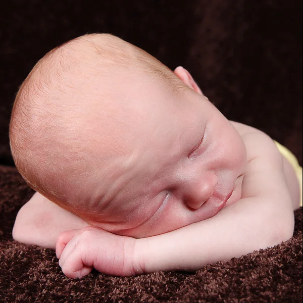 生まれたばかりの赤ちゃん男の子のポーズ — ストック写真
