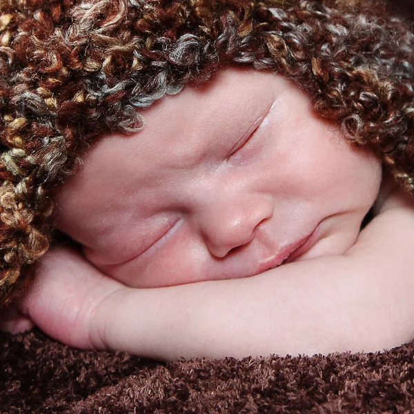 Menino recém-nascido posando — Fotografia de Stock