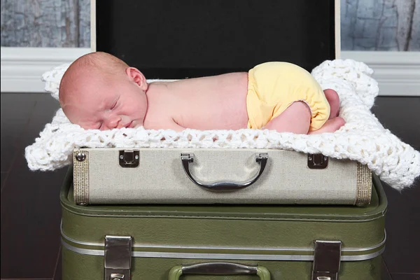 Pasgeboren babyjongen liggen in suitecase — Stockfoto