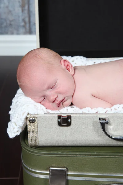 Nowonarodzonego chłopca leżącego w suitecase — Zdjęcie stockowe