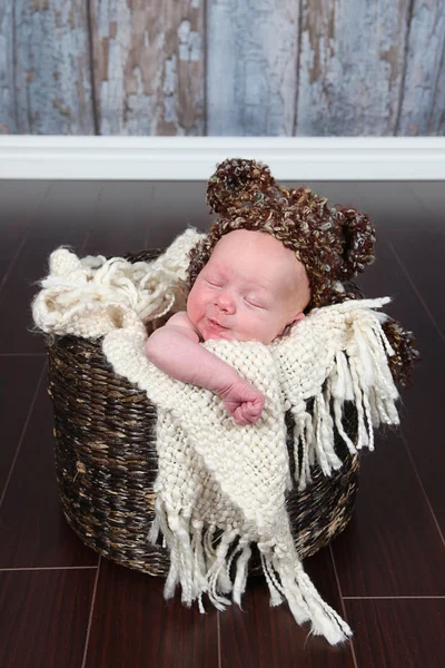 Babyjongen slapen in mand — Stockfoto