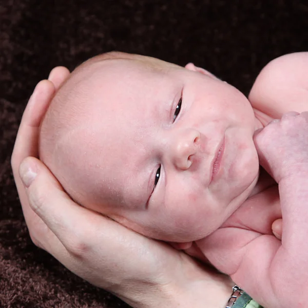 Nyfödd baby boy poserar — Stockfoto