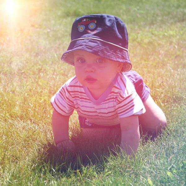 Bambino che striscia nell'erba — Foto Stock