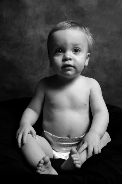 Neugeborenes Baby sitzt im Studio — Stockfoto
