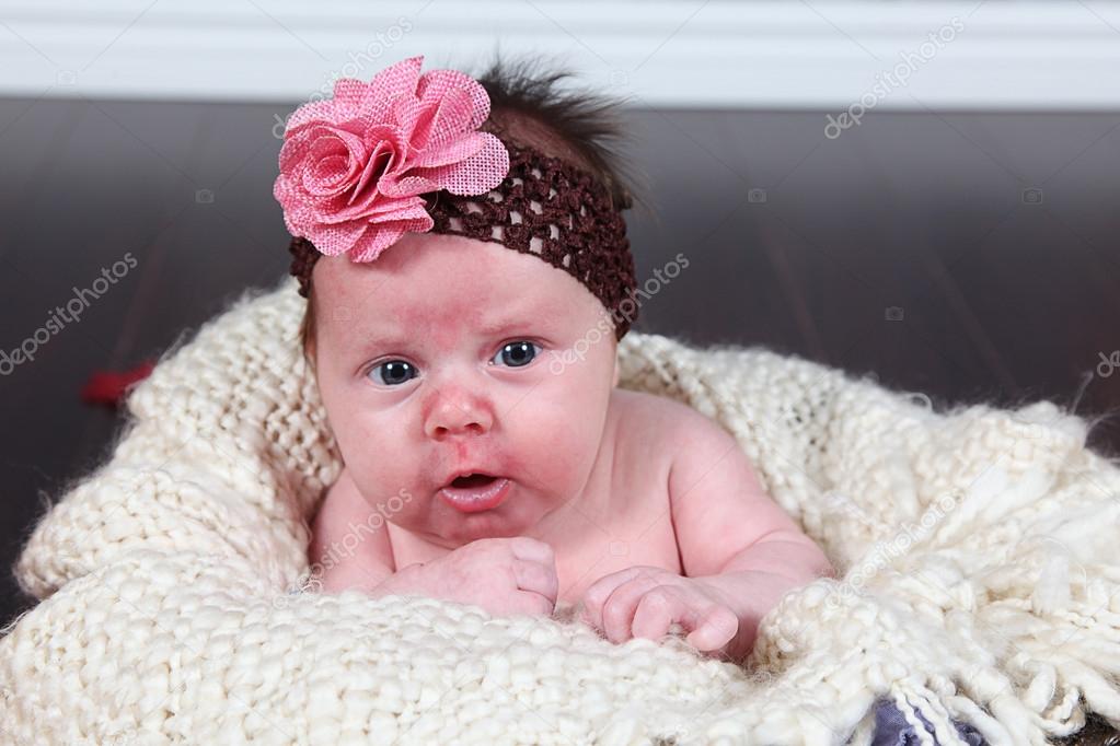 生まれたばかりの赤ちゃんのポーズ女の子カメラ ストック写真 C Melking