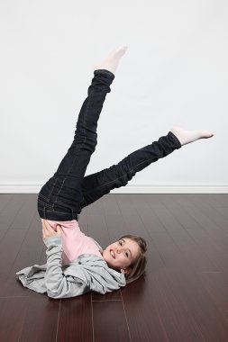 Küçük kız bir fotoğraf için poz