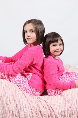 Küçük kızlar pijamayla poz