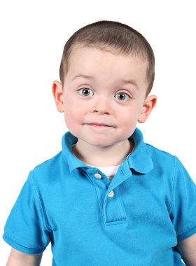 kleine jongen poseren voor de camera