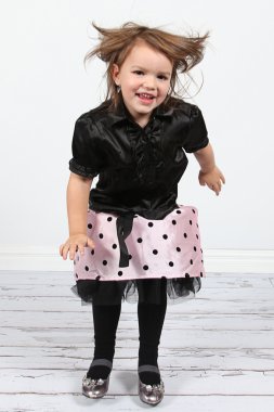 Küçük kız zıplıyor.