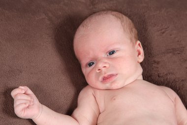 Yeni doğan yalanlar üzerine battaniye