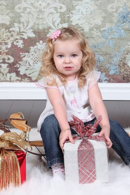 hediye kutuları ile küçük kız