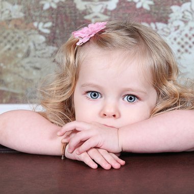 güzel küçük bir kız poz