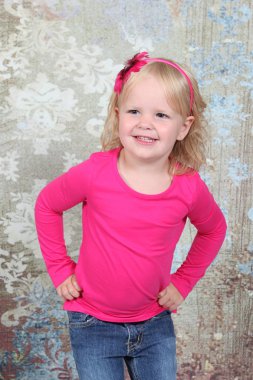 küçük kız stüdyoda poz