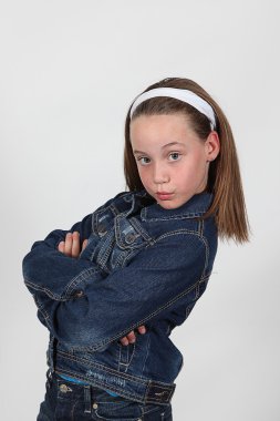 güzel küçük bir kız poz