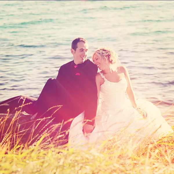 Wedding couple together on rocks — Stock Photo, Image