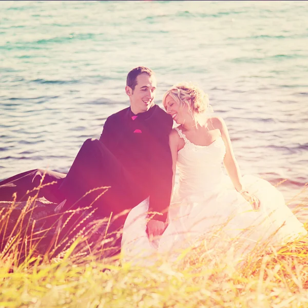 Matrimonio coppia insieme su rocce — Foto Stock