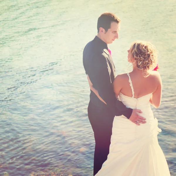 Bride and Groom by ocean — Stock Photo, Image