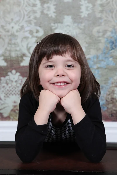 Little girl posing for photo — Stock Photo, Image