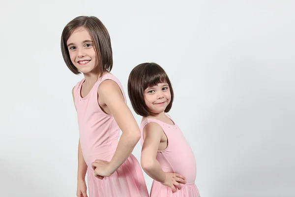 Små dansare flickor poserar — Stockfoto