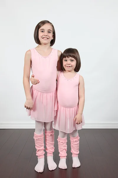 Pequenos dançarinos meninas posando — Fotografia de Stock