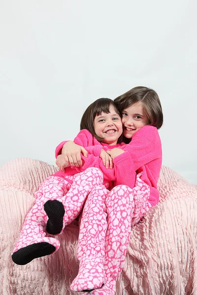 Små jenter som poserer i pyjamas – stockfoto