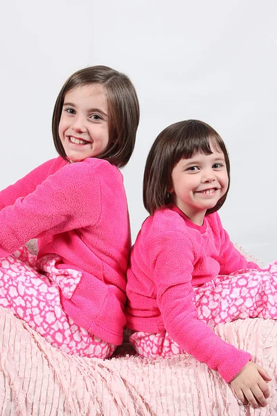 Μικρά κορίτσια που ποζάρουν στο πιτζάμες — Φωτογραφία Αρχείου