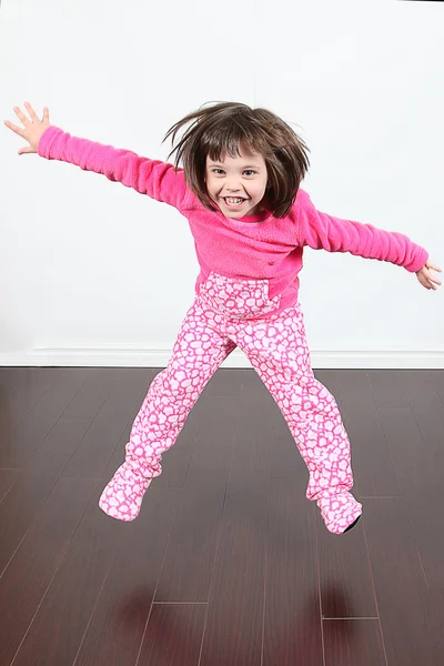 잠 옷에 점프 하는 어린 소녀 — 스톡 사진