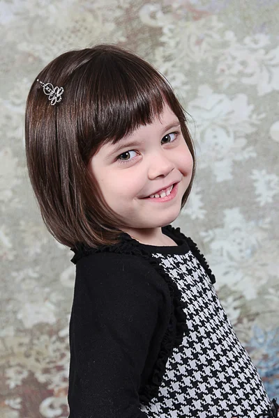 Little girl posing for photo — Stock Photo, Image