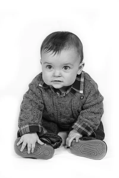 Bébé garçon posant pour la caméra — Photo