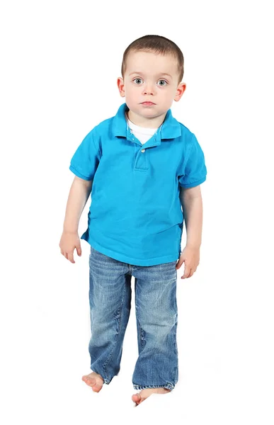 Niedlicher kleiner Junge posiert — Stockfoto