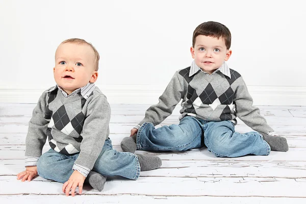 Meninos sentados — Fotografia de Stock