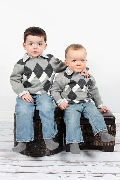 Dois meninos bonitos posar sentado — Fotografia de Stock