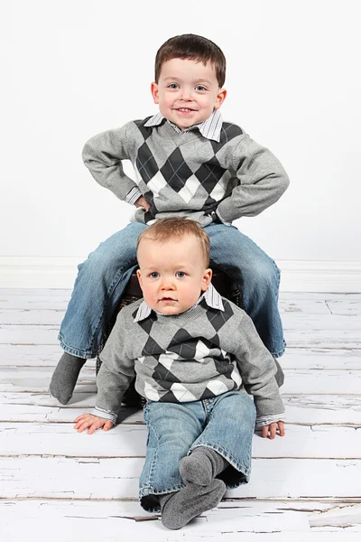 Meninos posando em estúdio — Fotografia de Stock