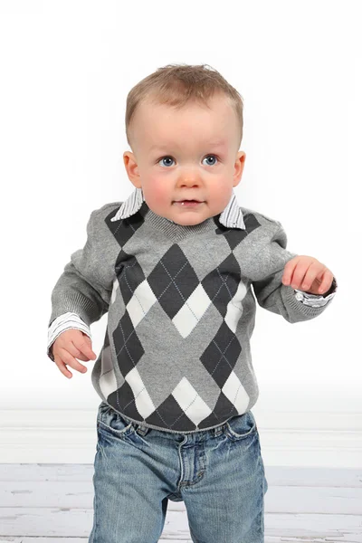 Kleine jongen in een trui en jeans — Stockfoto